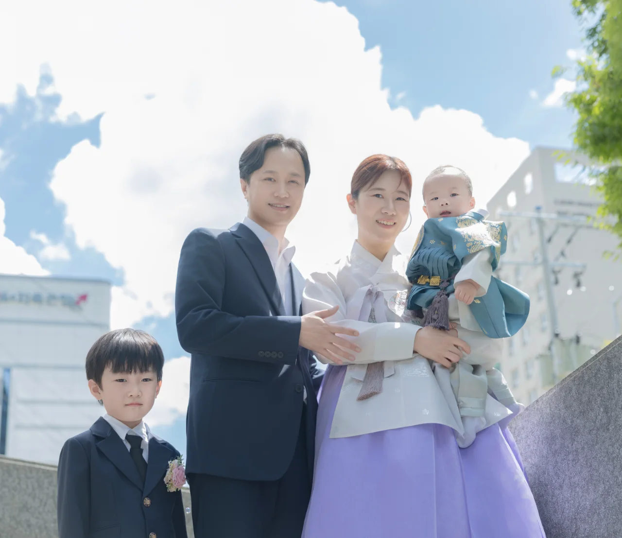 돌잔치 행사장과 가족의 흐름을 살피는 장면