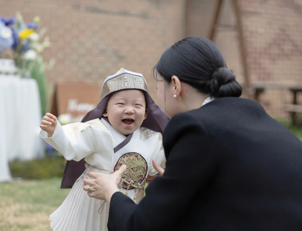 의왕 에스타시 돌잔치에서 엄마를 향해 웃으며 다가가는 아이