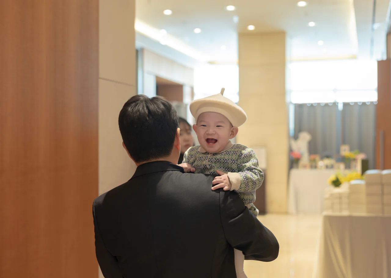 판교 메리어트 돌잔치에서 아버지 품에 안겨 웃는 아이
