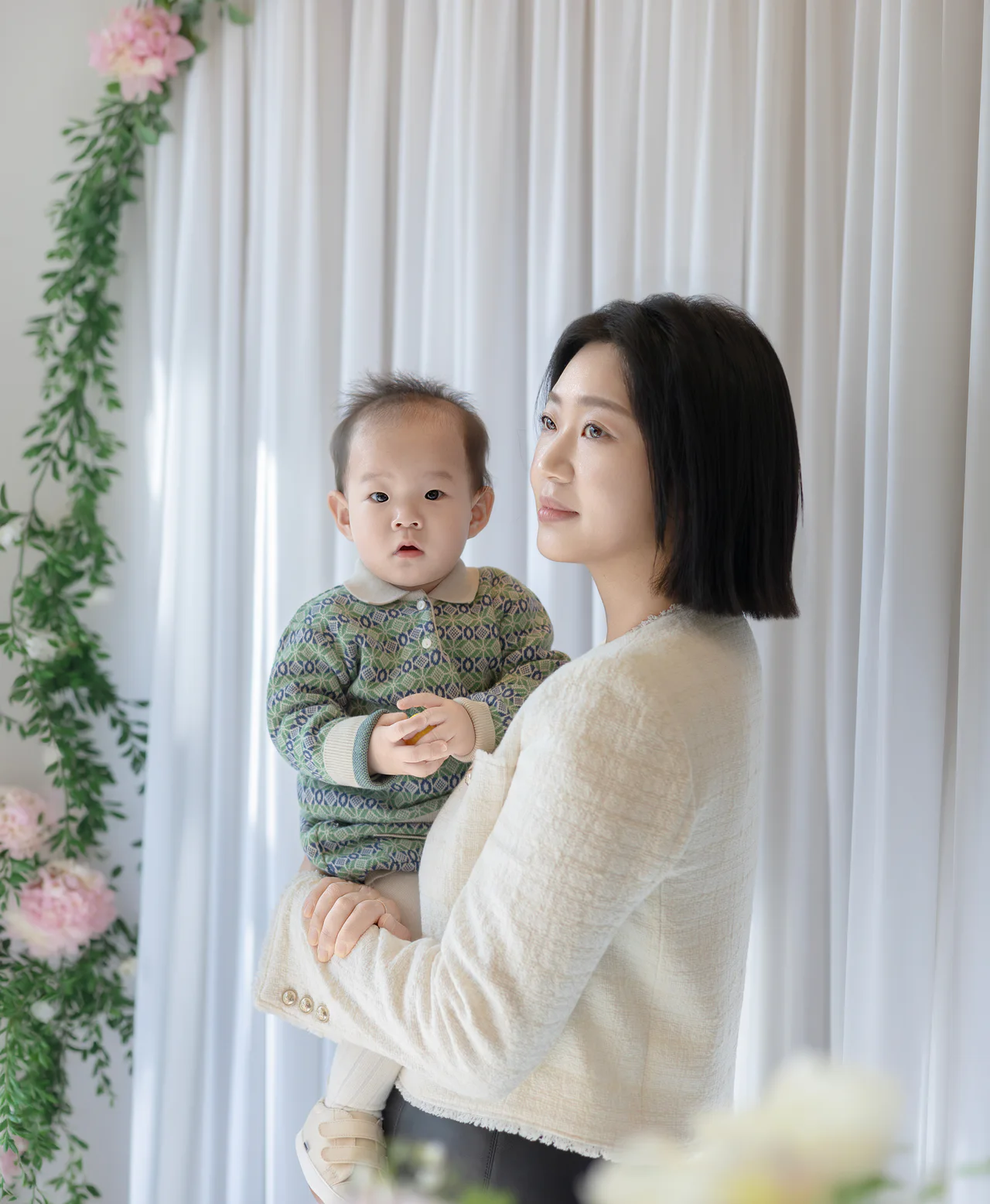 행사 중 편안하게 쉬며 웃는 아이